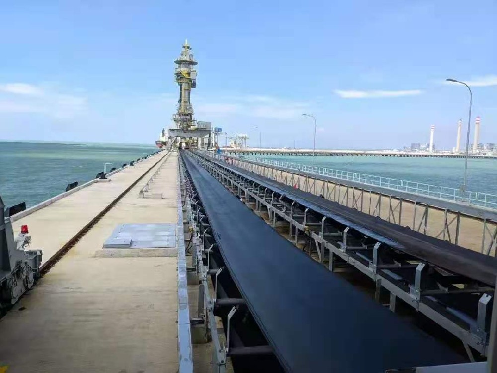 在码头装船机超导除铁器段安装